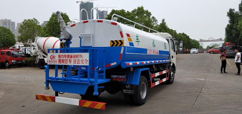 東風(fēng)多利卡8-9噸灑水車 東風(fēng)多利卡8-9噸灑水車