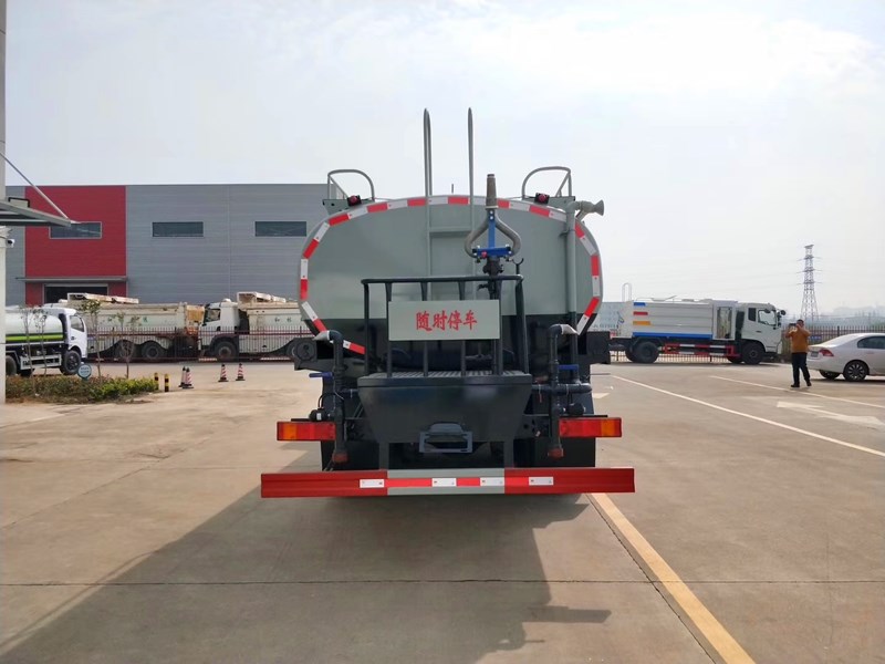 �塢��(gu��)���|�L(f��ng)�������p��20����ˮ܇(ch��)��·ϵ�y(t��ng)�� �ɹܵ�����λ��ͨ���y��ֱͨ���y���^(gu��)�V�W(w��ng)����ˮ�ڣ�ǰ�_������(c��)������λ��(c��)����������ƽ�_(t��i)�����G����ˮ���ڣ��M���� 